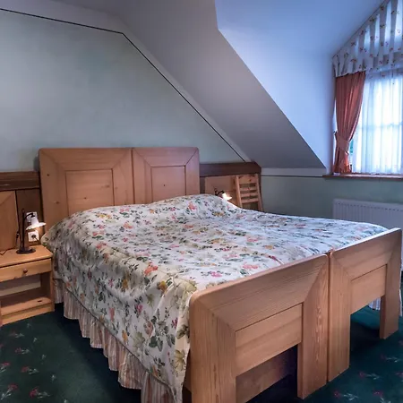 Otel In Restavracija Pod Roglo