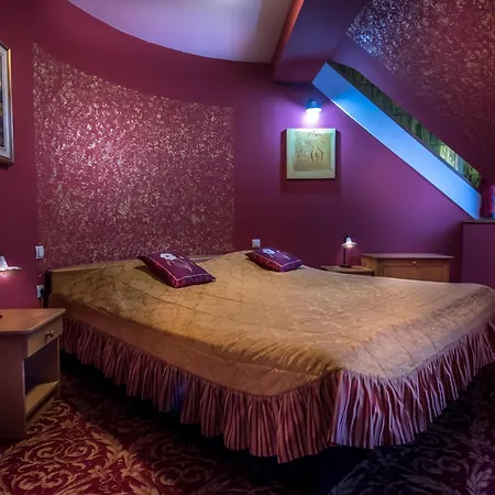 In Restavracija Pod Roglo Otel 3*