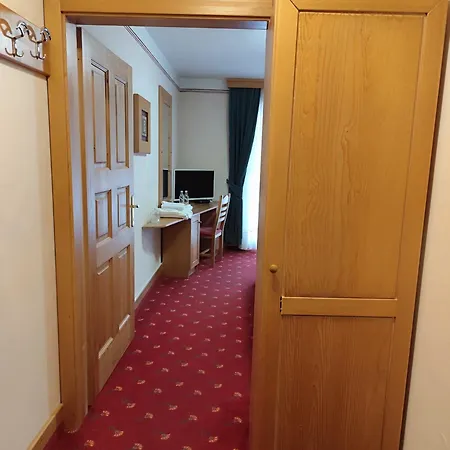 Hotel In Restavracija Pod Roglo 3*