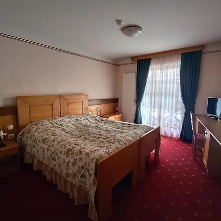 In Restavracija Pod Roglo Hotel