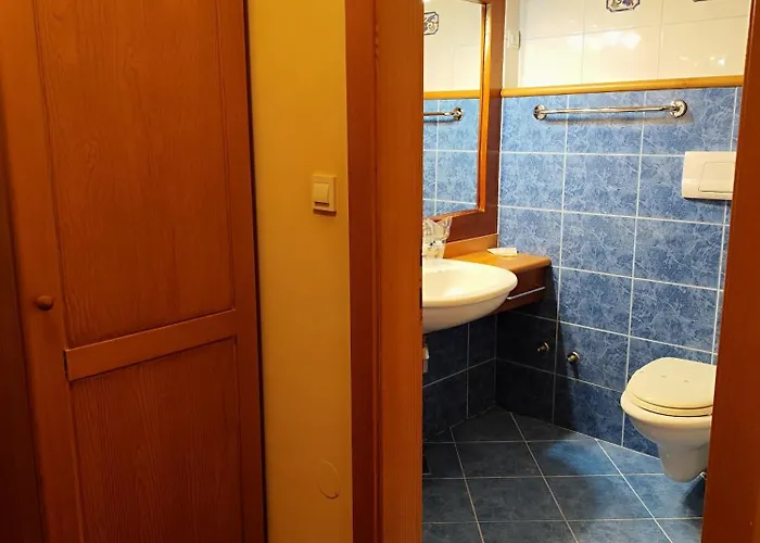 In Restavracija Pod Roglo