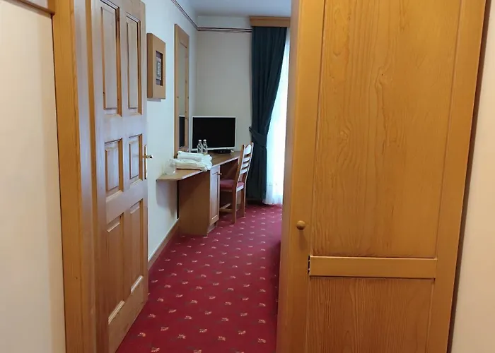 Hotel In Restavracija Pod Roglo 3*